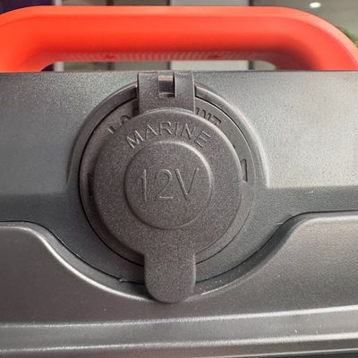 Generador solar de emergencia para el hogar de color naranja de 600W con toma de corriente alterna estándar nacional