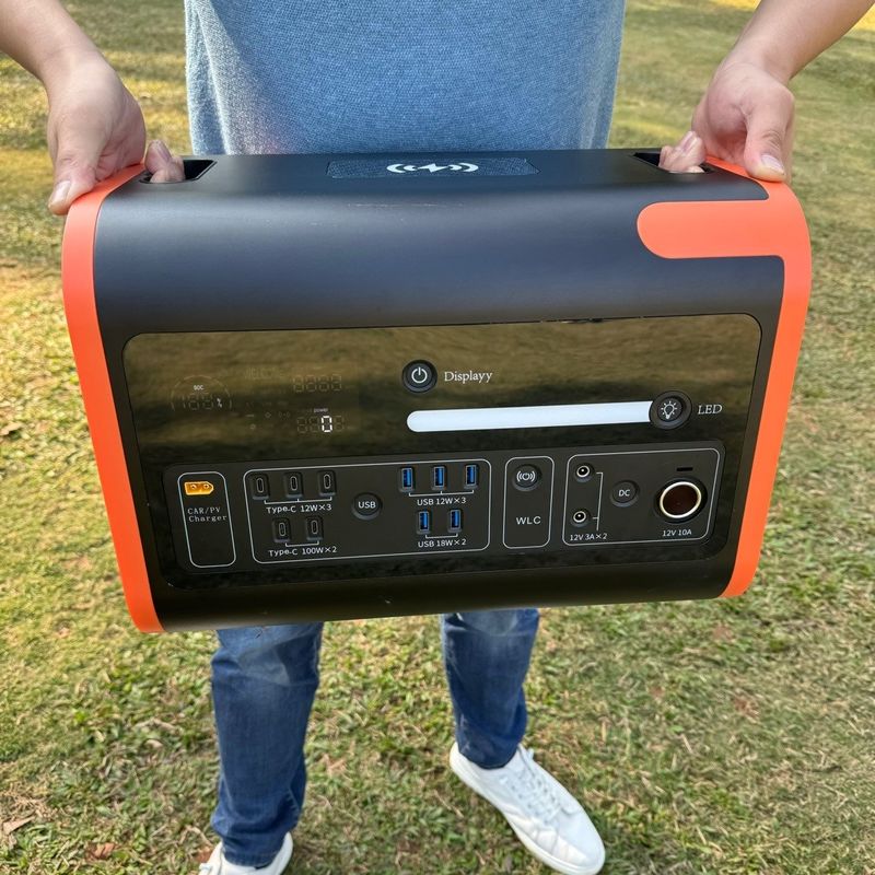 AT22 220V Potencia portátil 2200W Pico 4400W Batería de litio para acampar y emergencias
