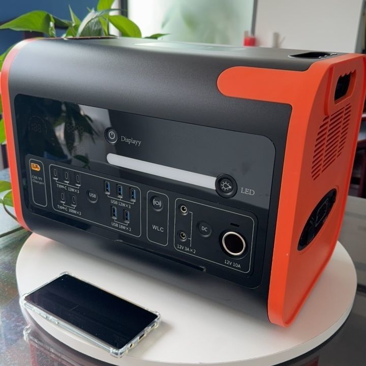 Estación eléctrica de almacenamiento de energía portátil de carga solar de 800W en negro con color naranja