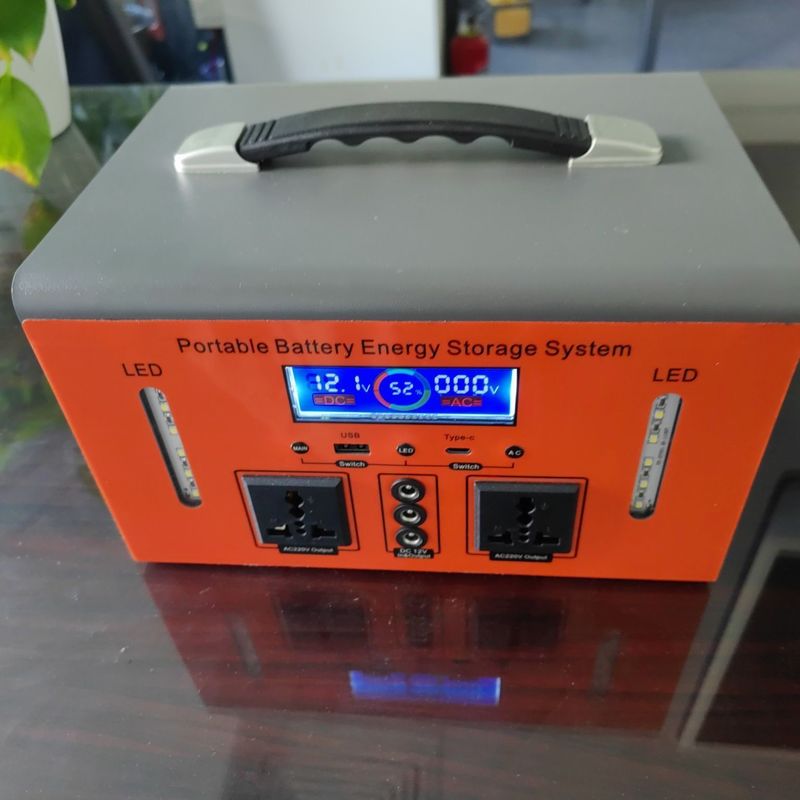 Estación de carga de dispositivos móviles solares fuera de la red de 300 W con onda de corrección de salida de 12 V CC